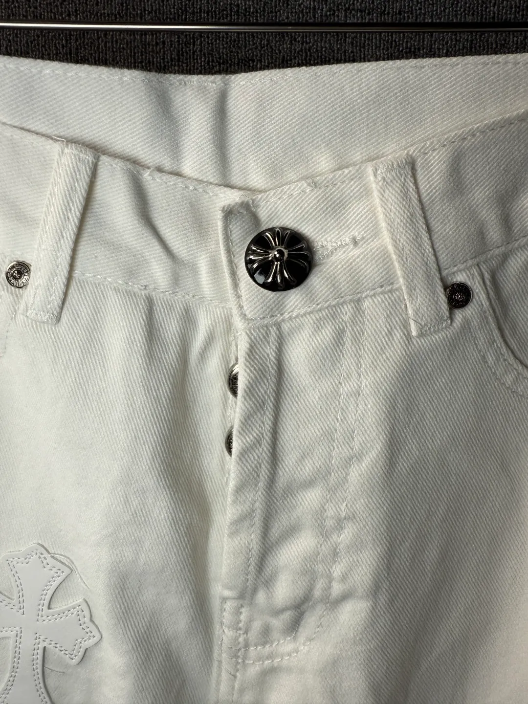 P260 💰 (Top version) Chrome Hearts/Chrome Hearts Classic white star cow series colored leather cross washed color fabric unisex denim trousers Vibe style straight stacked god-level version Carbon fine bias denim color cloth Old vintage full set of hardware - Chrome Hearts white cow series The high version uses high-ounce custom fabrics, fermentation washing and soft color fixation, soft and thick to wear, the details are all made by hand-polished craftsmanship, all-over printed jacquard fabric Unique design style. Through multiple processes to create a full retro feel. Unique niche non-contrast shirt. Customized distressed spray-painted buttons. Craftsmanship in every detail. Color: white stars. Size: 28-30-32-34 (corresponding to S-M-L-XL)